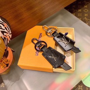 ルイ・ヴィトン ケース キーリング LOUIS VUITTON チャーム・ツイスト モノグラム LVシグネチャーのデザイン 送料無料[#case2022032112]