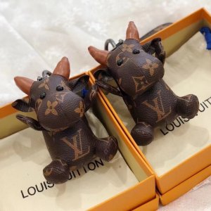 LOUIS VUITTON (ルイ・ヴィトン) 超可愛 牛 モノグラム アニマル チャーム キーホルダー キーリング 飾り 鞄飾り 芸能人愛用 財布飾り プレゼント勧め 海外通販 送料無料[#12064]